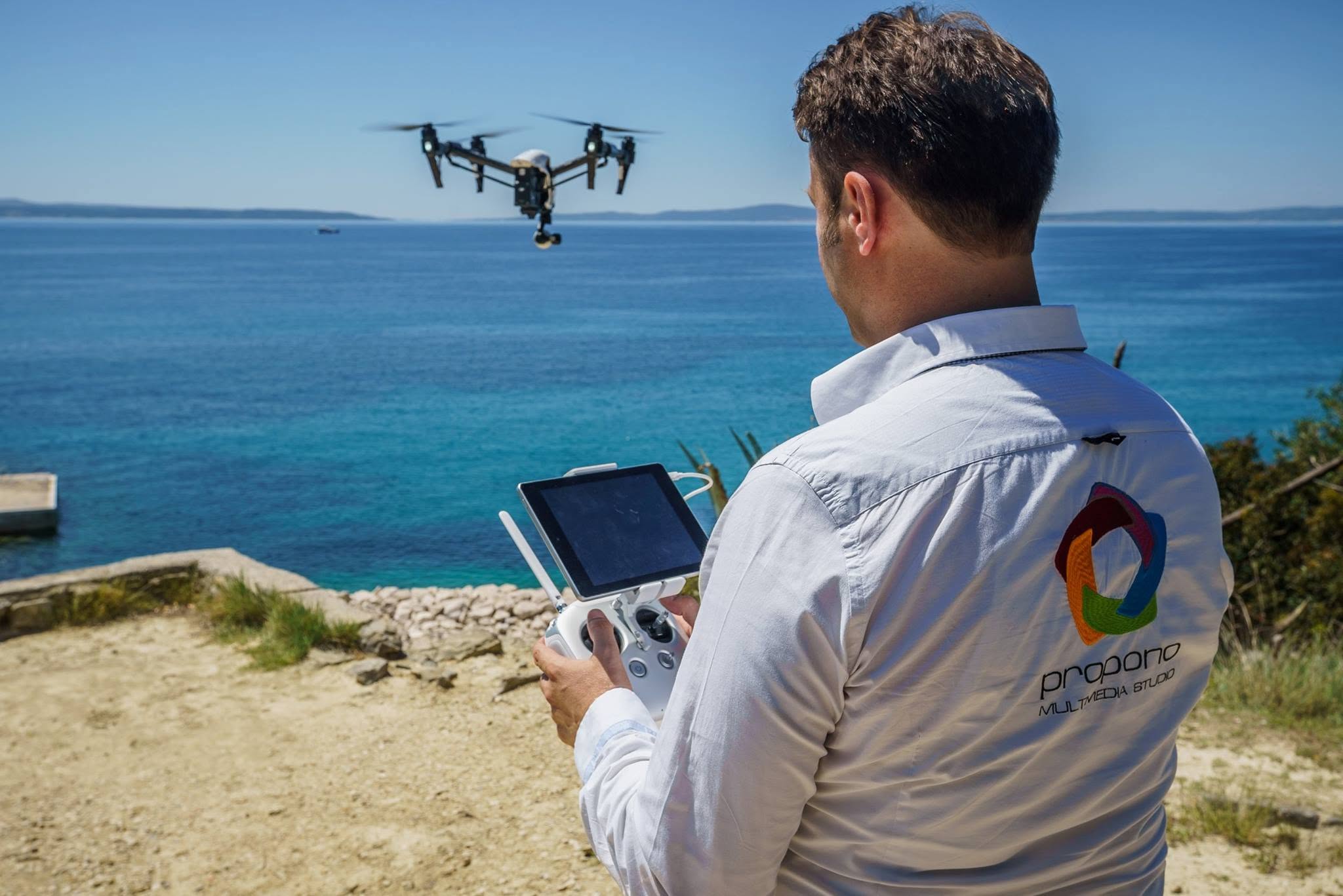Propono pilot tijekom profesionalnog snimanja dronom