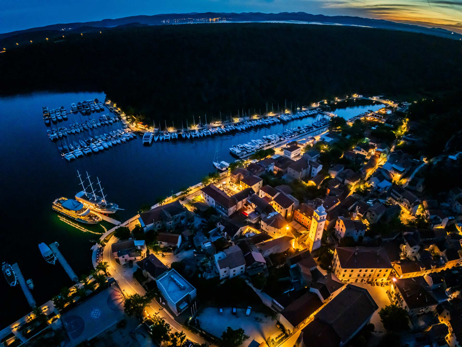 Noćna aerial fotografija marine i mjesta — Propono snimanje dronom