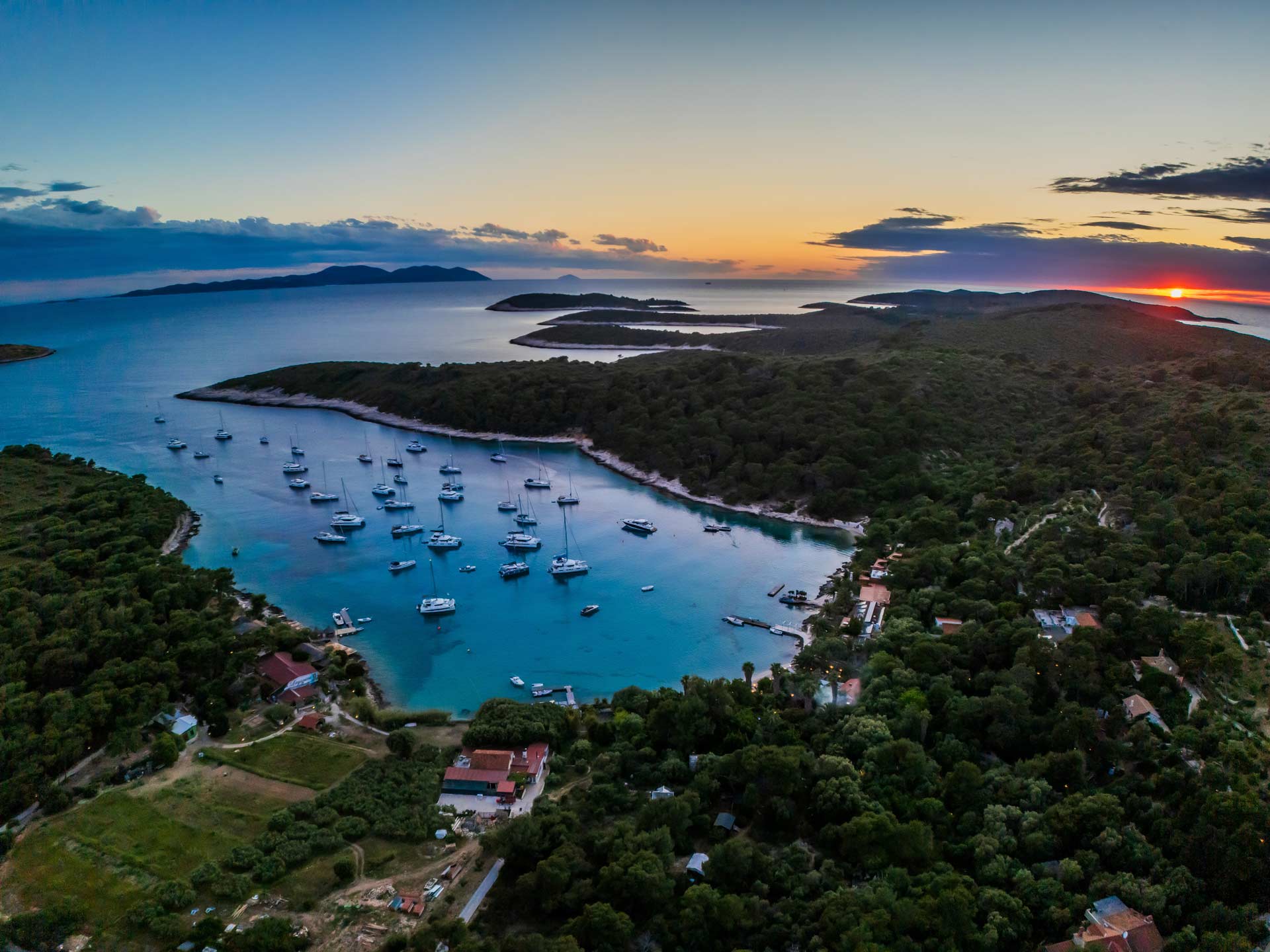 Aerial fotografija uvale s jedrilicama u zalazak sunca — Propono