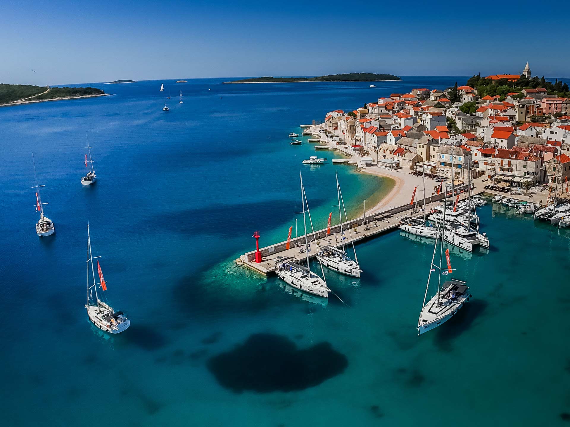 Aerial fotografija Primoštena, marine i jedrilica — Propono