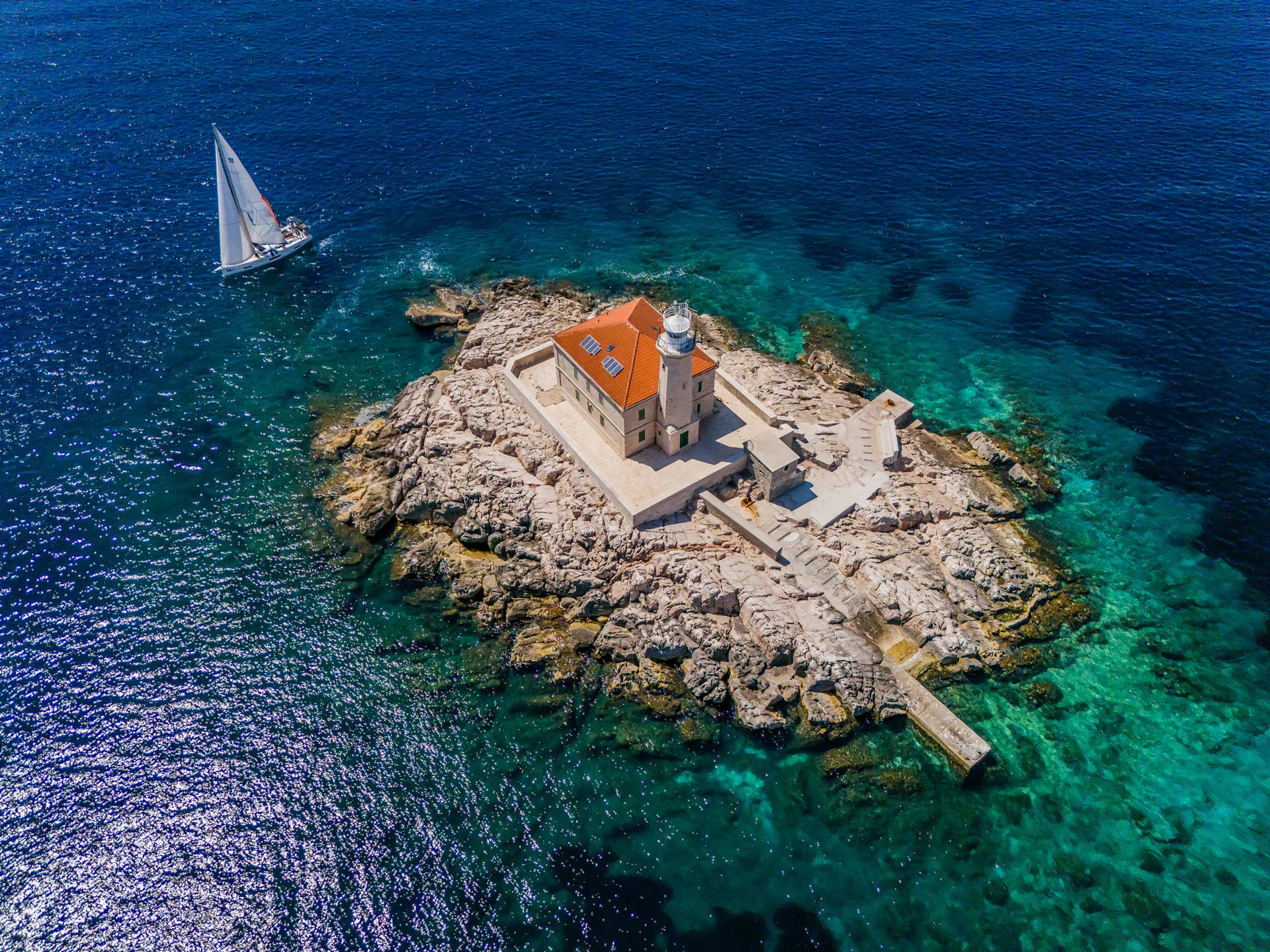 Aerial fotografija svjetionika u tirkiznom moru — Propono
