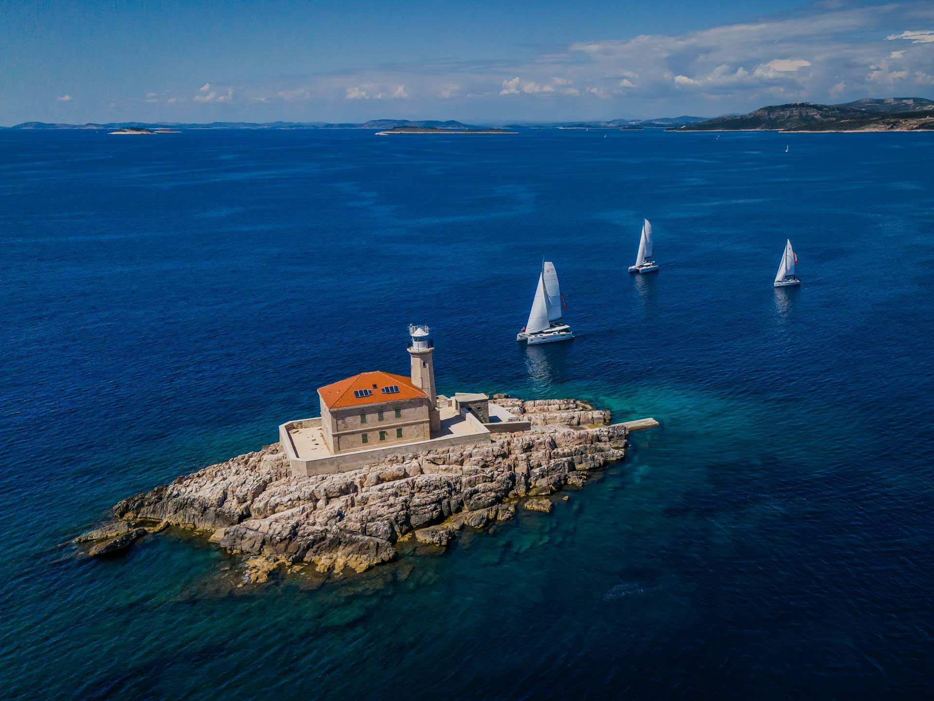 Aerial fotografija svjetionika i jedrilica — Propono