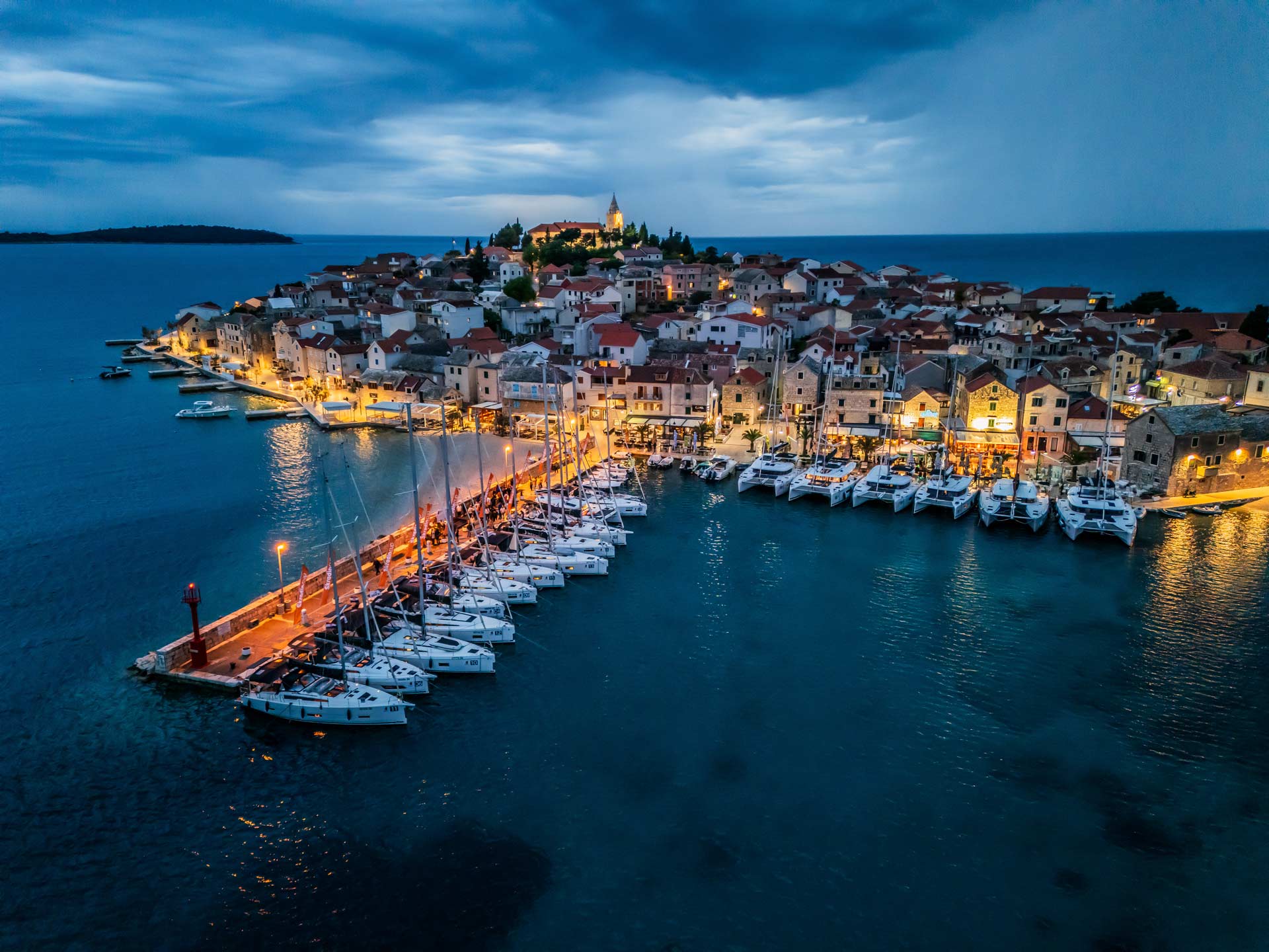 Aerial fotografija Primoštena u plavom satu — Propono snimanje iz zraka